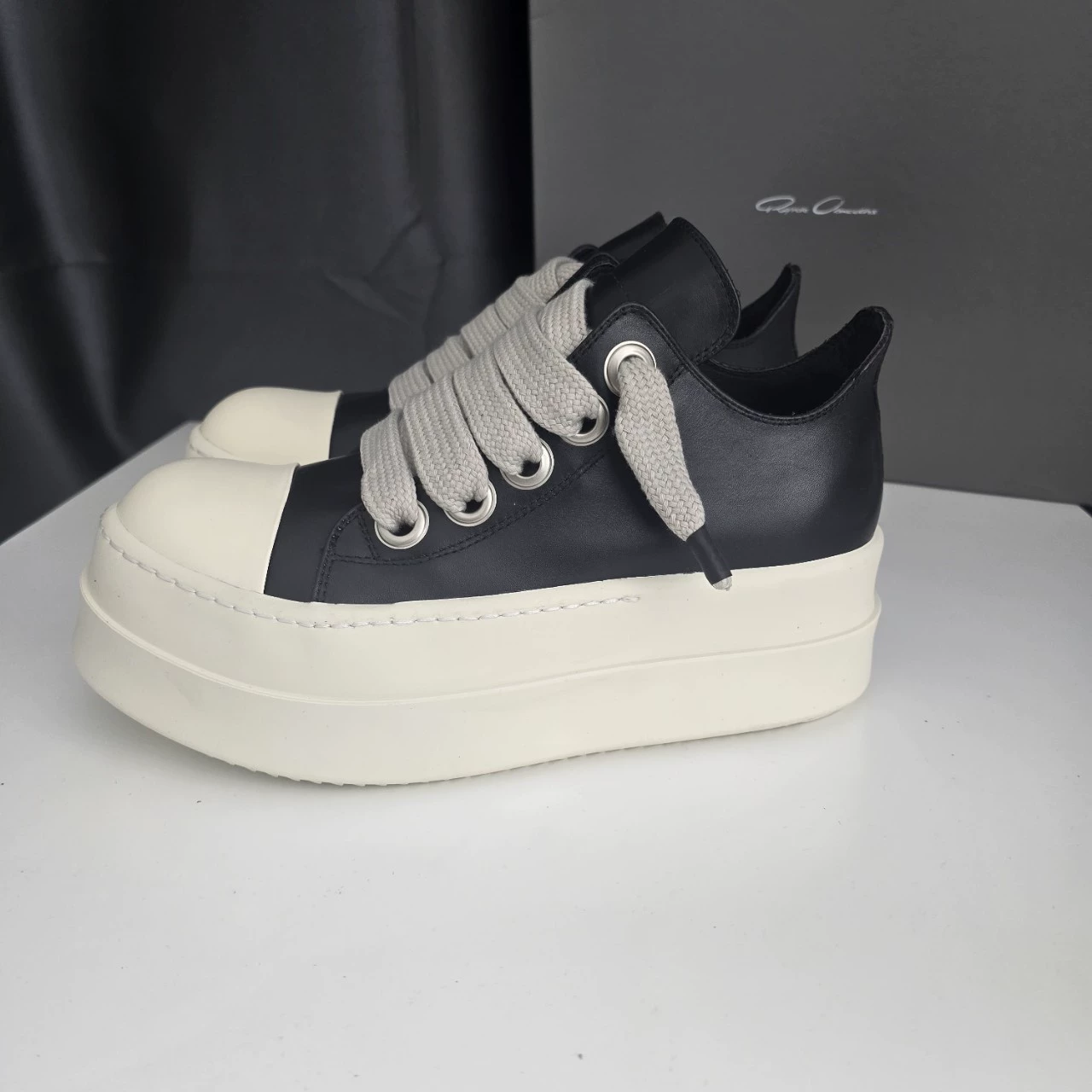 Весенне-осенние универсальные женские кроссовки, увеличивающие рост, модные мужские кожаные спортивные туфли на толстой подошве с низким верхом, пара добавлений.