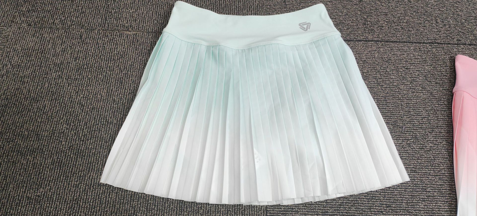 Nueva falda corta deportiva de verano de las mujeres anti-exposición gradiente de cintura alta de secado rápido transpirable plisado falda de tenis para correr