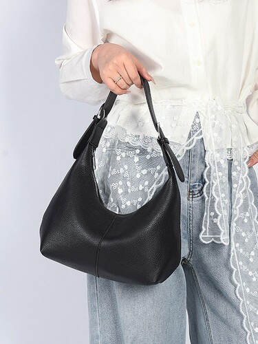Cross-border Crescent Large Capacity Portable Shoulder Bag Women's 2026 Popular New Classic Spring and Summer Fashion Armpit Women's Bag