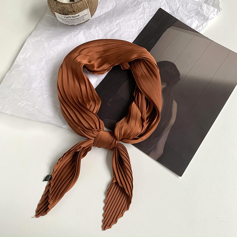 Pañuelo de seda de alta calidad nuevo estilo de color sólido arrugado bufanda de seda para mujer bufanda en forma de diamante versión coreana de la bufanda de seda de imitación pequeña bufanda en la cabeza banda para el cabello