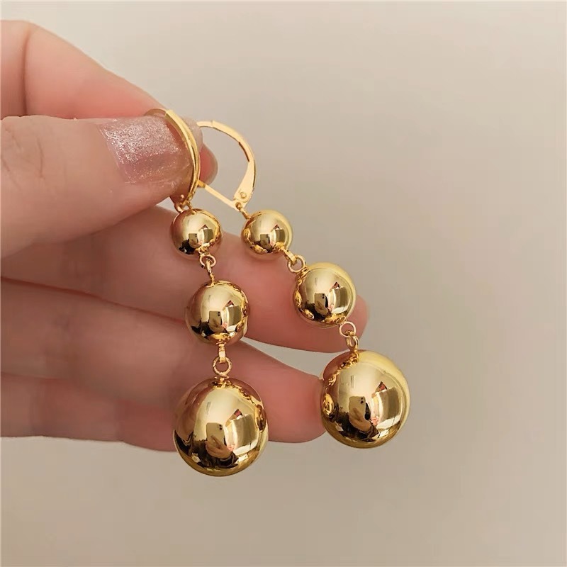 Boucles d'oreilles pendantes minimalistes billes dorées_voghion.com