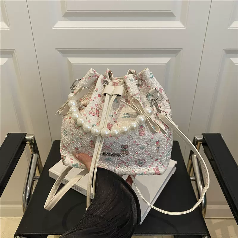 2025秋季新款水桶包女士通勤包斜挎包洋气个性潮流时尚潮流单肩包