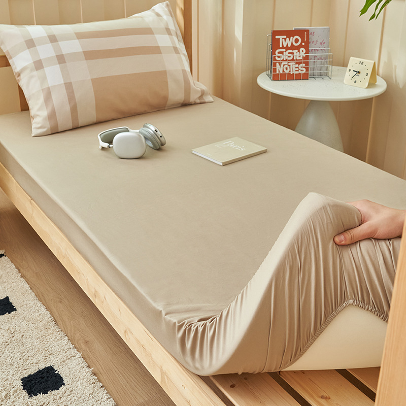 Colcha de cama especial para dormitorio de estudiantes Cubierta protectora de colchón todo incluido Juego de cama de algodón puro Juego de tres piezas 2025 nuevo verano