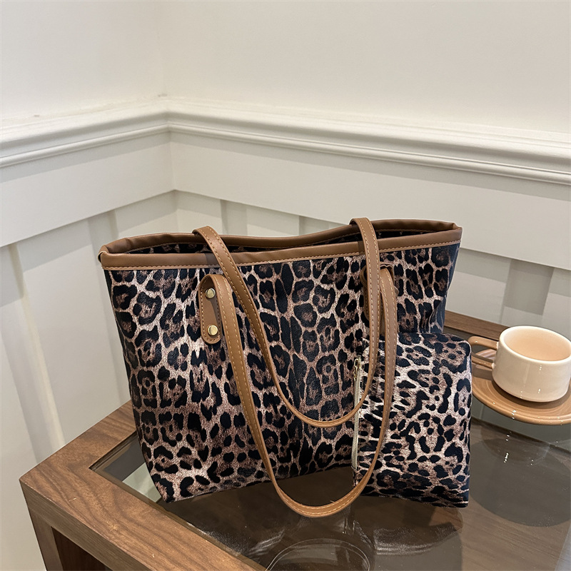 Gran capacidad de aire extranjero 2024 moda nueva personalidad leopardo casual bolso de otoño relajado bolso de hombro