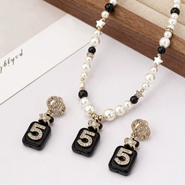 项链;耳环;手链