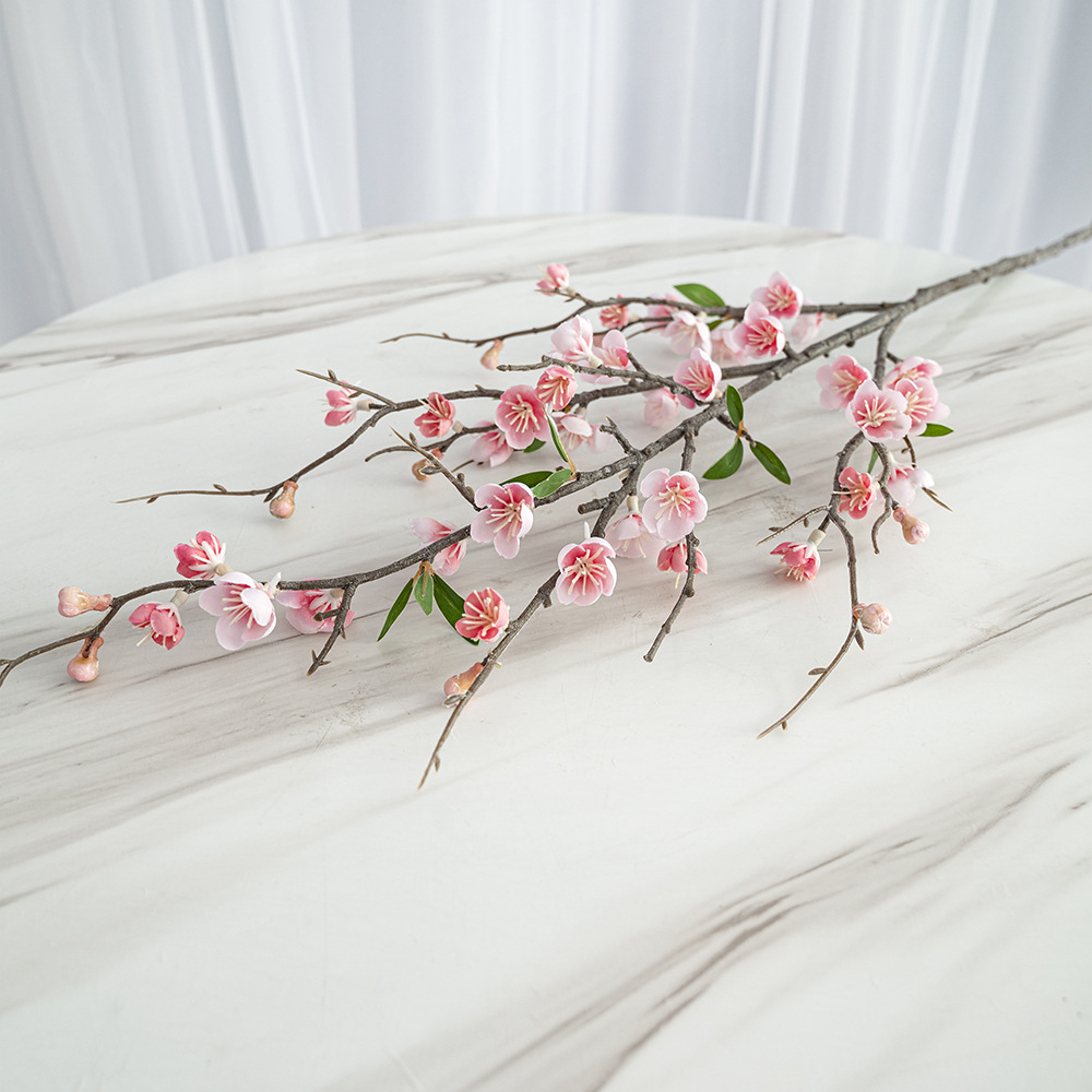 Arreglo floral de mesa con flores de seda Sakura, ramas de flores artificiales, flores artificiales de flor de durazno, decoración de escena con flores artificiales.