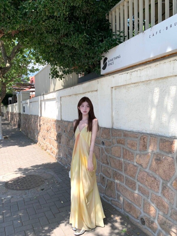 French-style fairy-like seaside vacation long dress with a draping effect, yellow gradient print, V-neck, strapless dress for women in summer