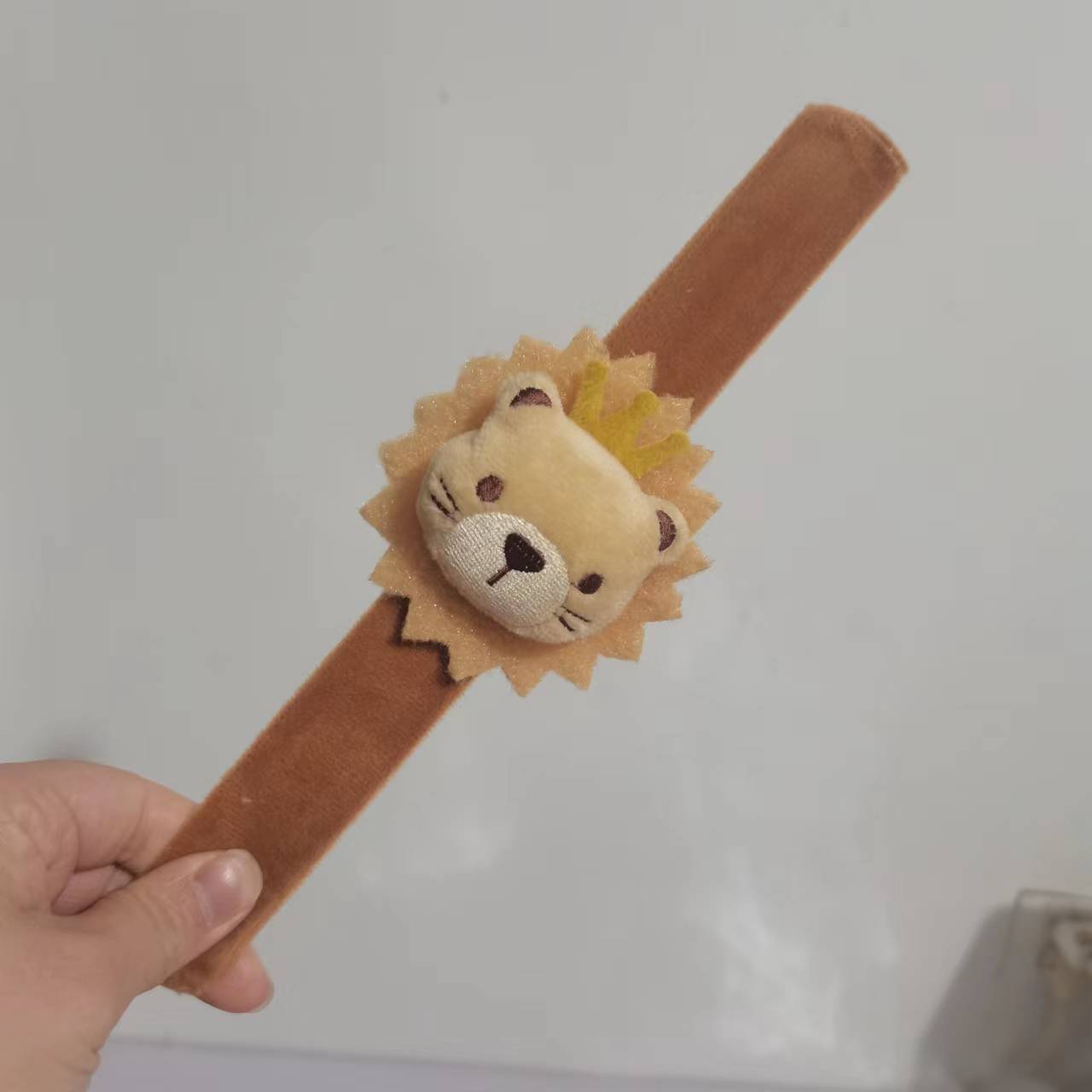 El León Crown
