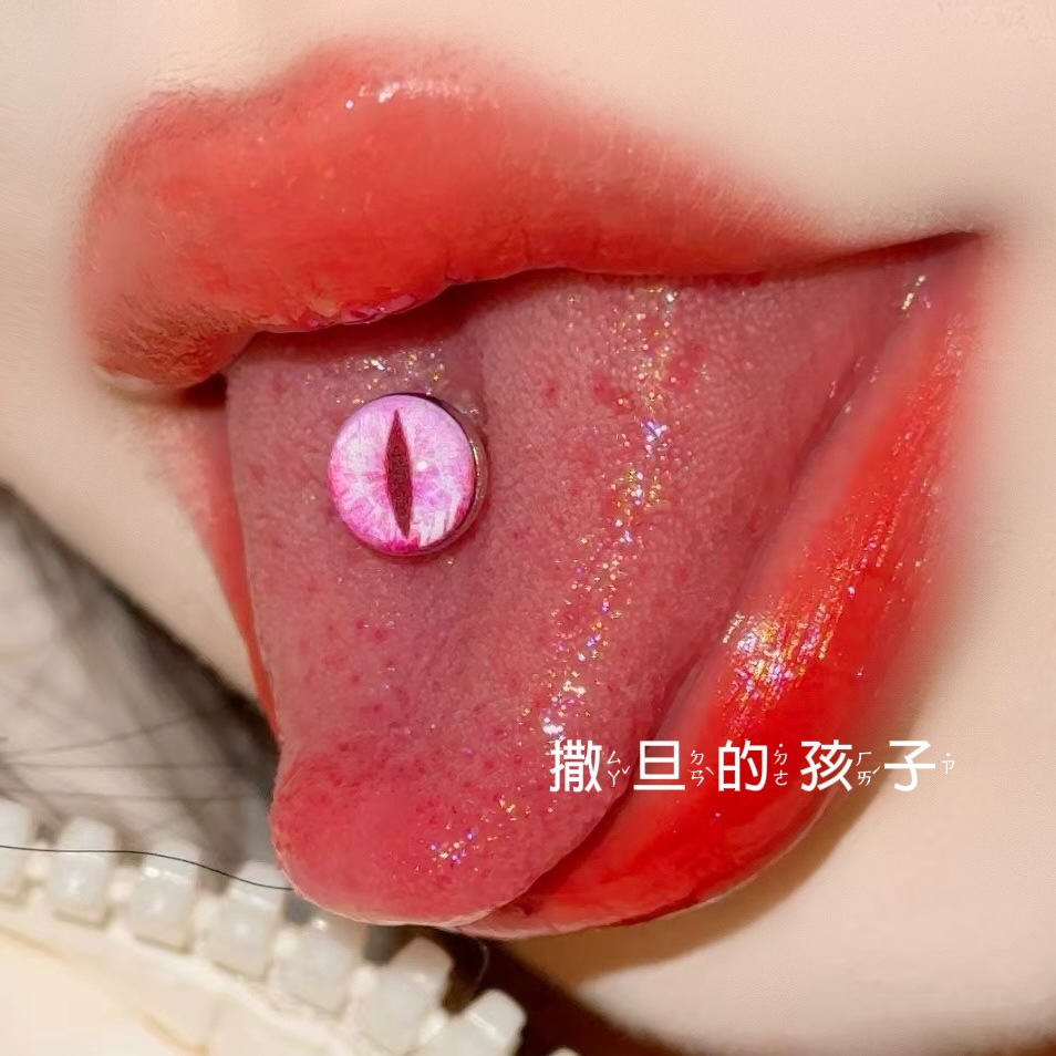 Silver pointed spike labret stud material detail