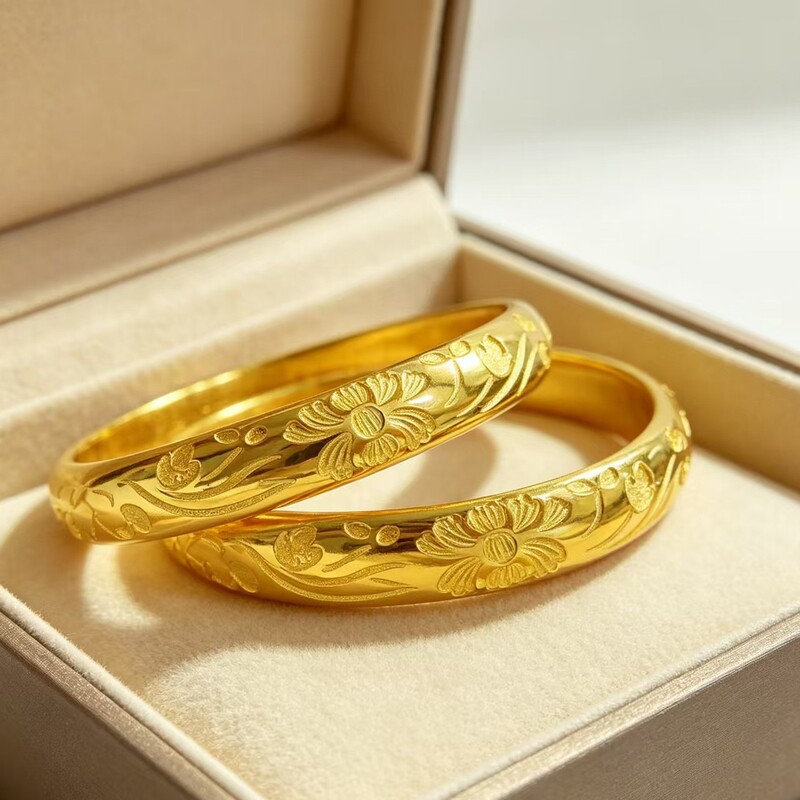 Light luxury floral gold-patterned bracelet, women's vintage carved metal bracelet, versatile for weddings and banquets