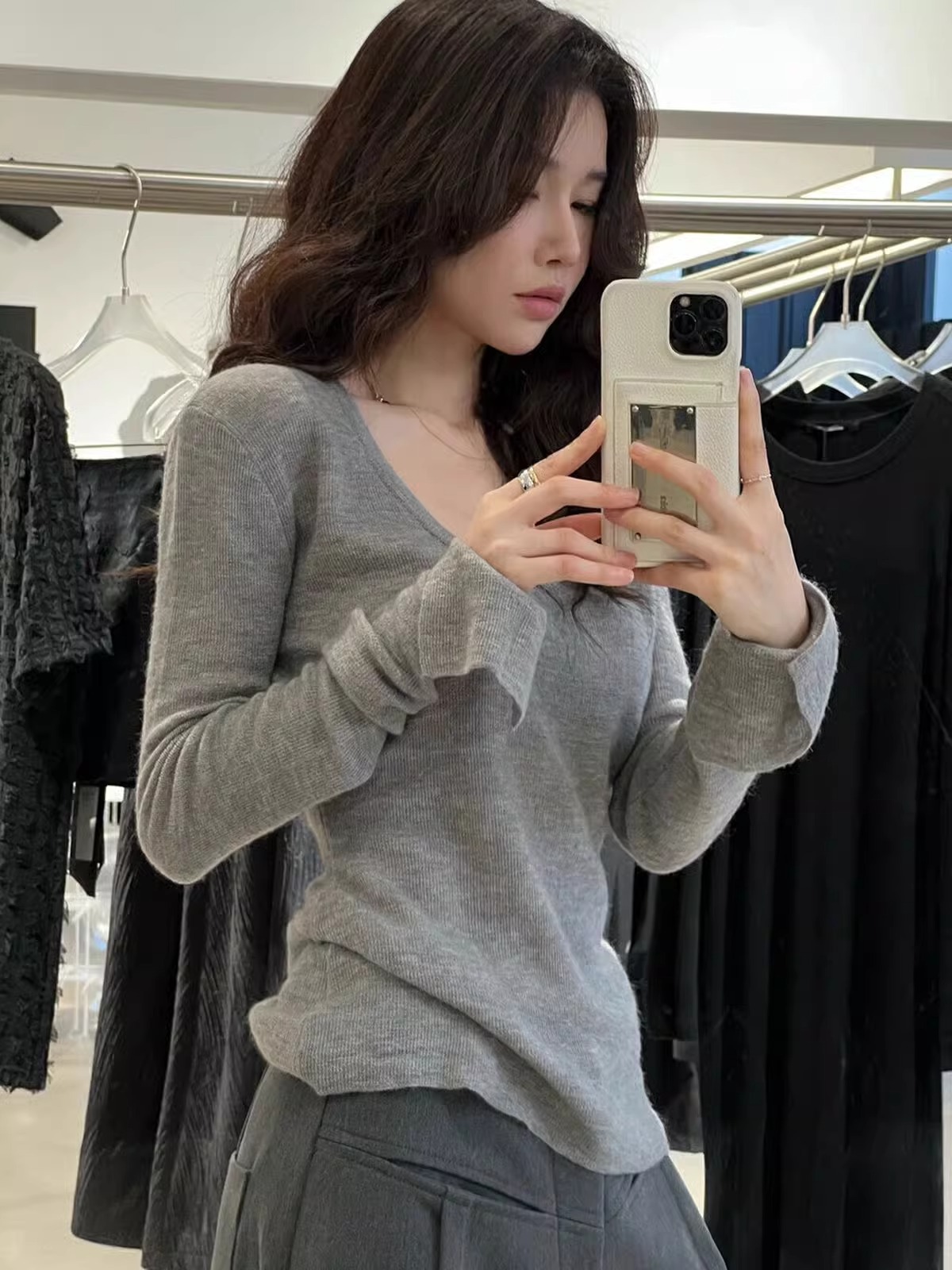 ミニマリストスタイル U ネックベルスリーブボトリングシャツ女性のための春 2025 スリムシンプルなインナートップニットセーター多用途