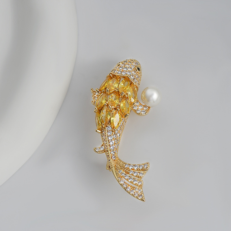 Buena suerte para la versión coreana de alta calidad oro diamante perla koi broche temperamento flor de pecho no se desvanece broche de traje al por mayor image 5
