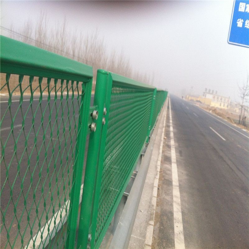 定制高速公路两侧隔离网铁护栏钢板网护栏网防抛网公路防护专用