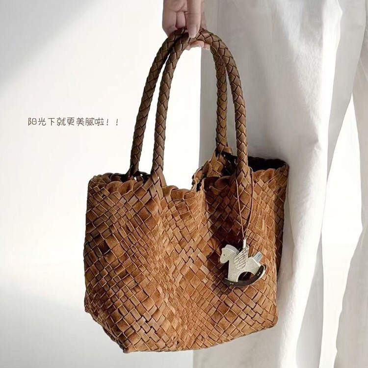 Niche design hand-woven basket tote bag with matte contrasting colors in old money style, handbag, shoulder bag, underarm bag Niche design hand-woven basket tote bag with matte contrasting colors in old money style, handbag, shoulder bag, underarm bag