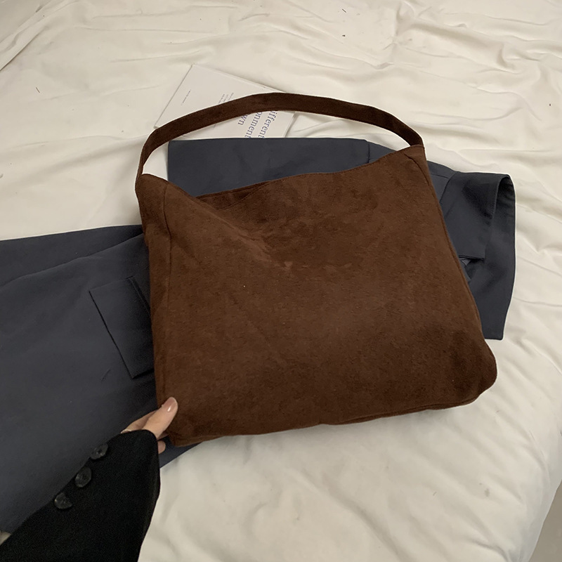 Bolsas retro retro de gran capacidad mate 2024 otoño y invierno nuevas bolsas de hombro casuales suaves bolsas de viaje explosivas