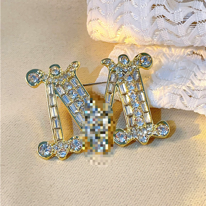Luojia letras de metal broche vintage diseño de alta gama de las mujeres sentido nicho pin temperamento traje de lujo ramillete Accesorios