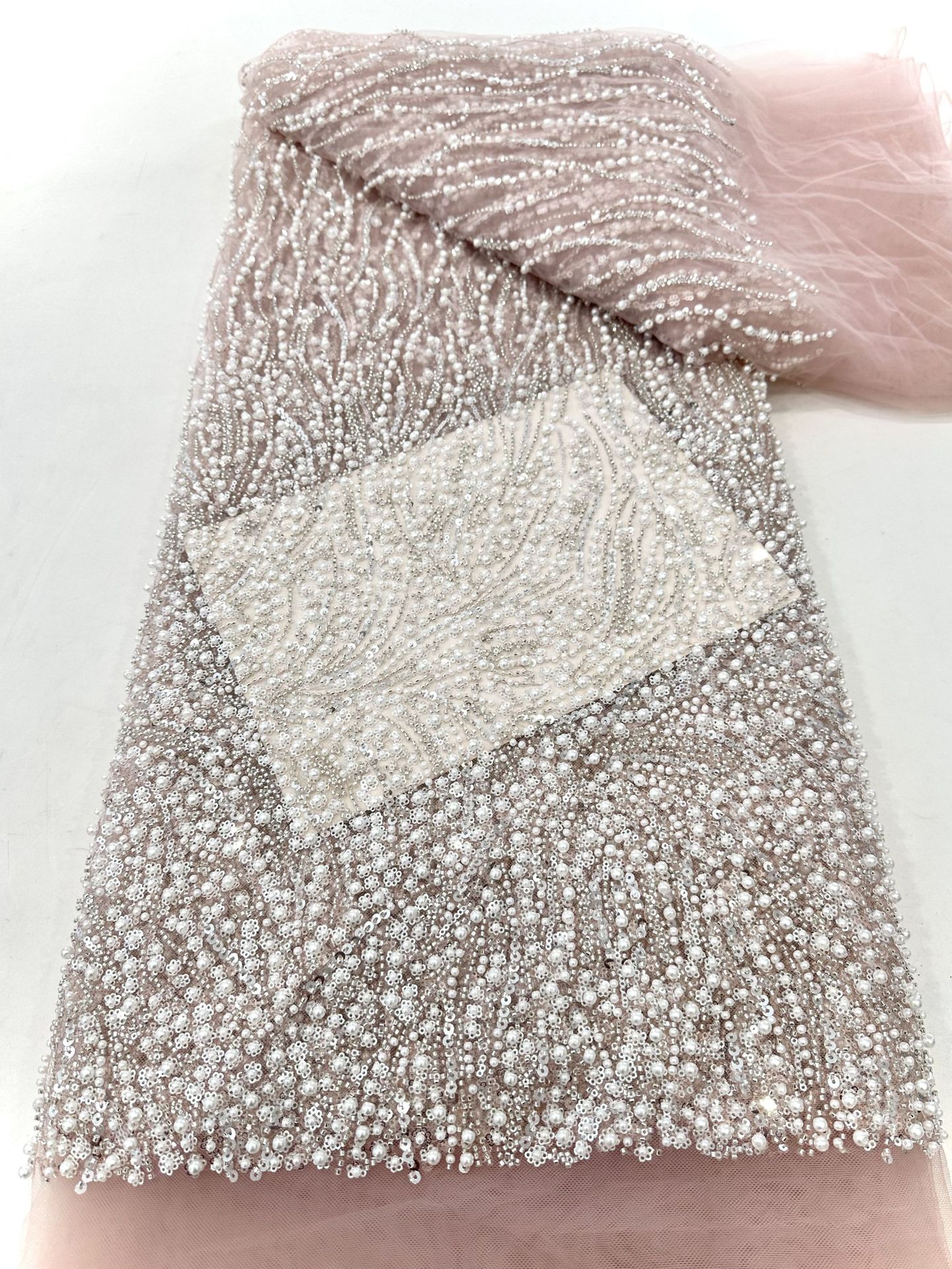 Tela de encaje bordada, bordado pesado con cuentas grandes y patrones florales por todas partes, base de malla de encaje con bordado de tubo de cuentas, tela para vestido de novia.