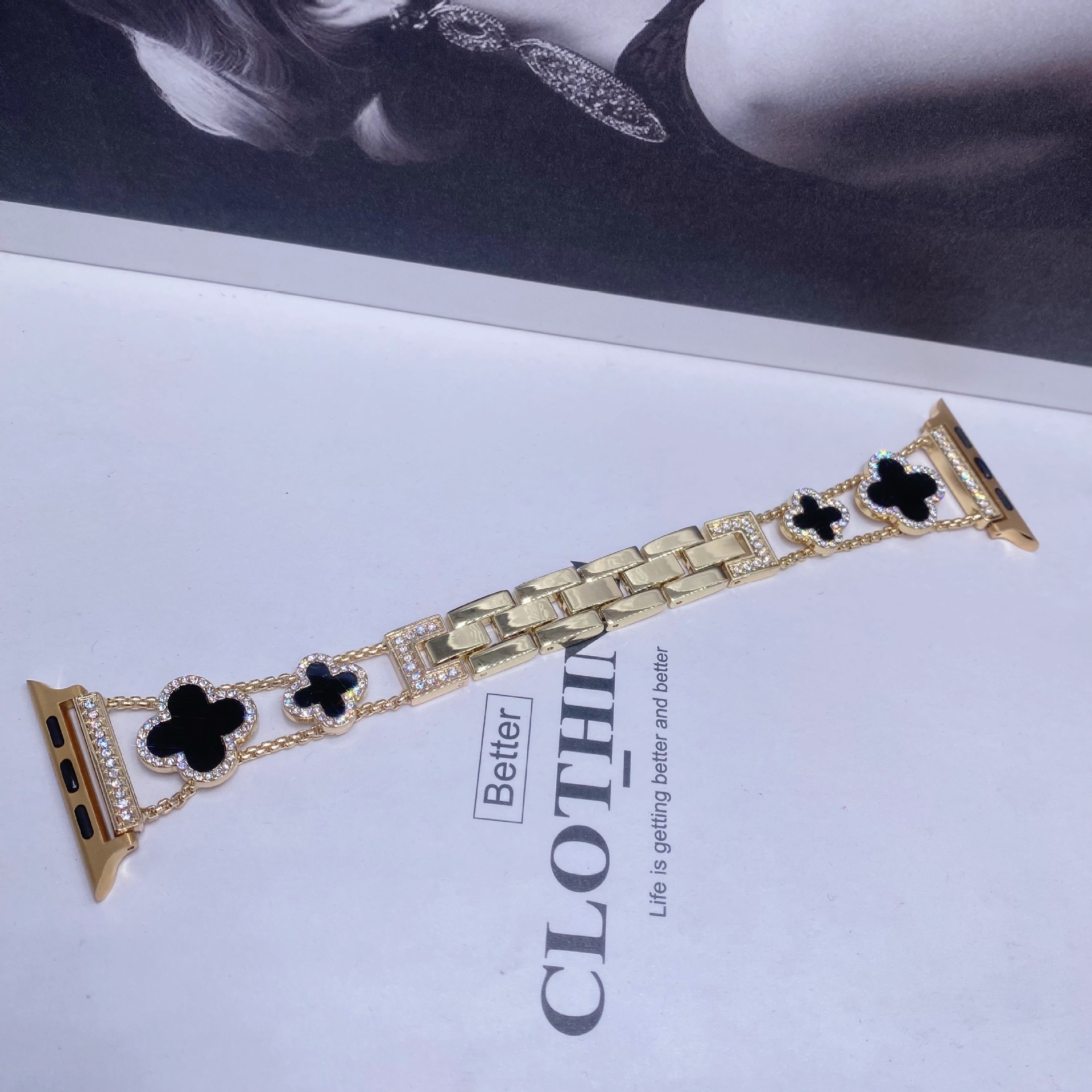 Apto para Apple Watch Apple Watch Correa de metal de trébol de cuatro hojas de diamantes de moda de SE1-10 generación