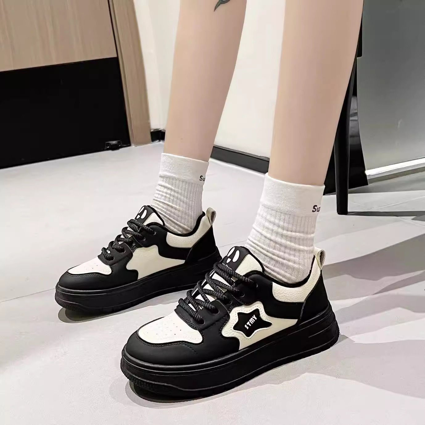 Black and White Panda Splice Star 2024 nuevos zapatos deportivos coreanos en el campus zapatos casuales blancos zapatos de skate