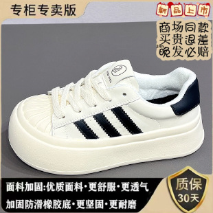 Zapatillas deportivas negras con puntera de goma para mujer, estilo nuevo otoño-invierno 2025, calzado deportivo casual de suela gruesa, zapatos de muñeca bonitos con alto valor estético.