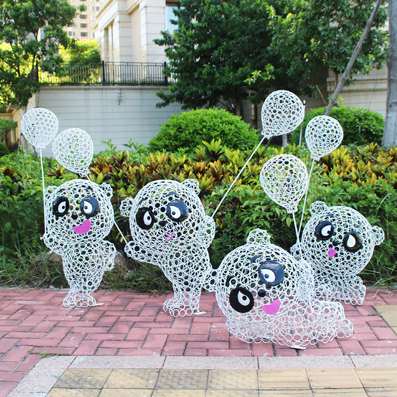 屋外の庭園の装飾の鉄芸のパンダの置物の彫刻のステンレスの透かし彫りの熊の庭は景観の小品の装飾を配置します。|undefined