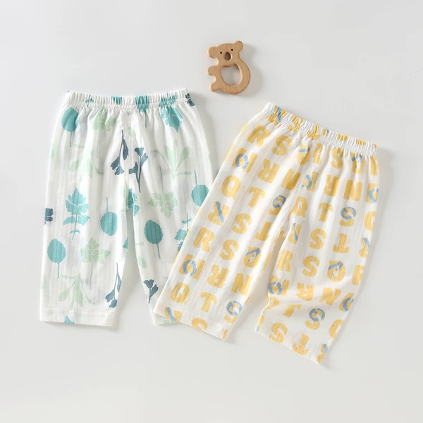 Closed crotch cropped pants leaves + letters