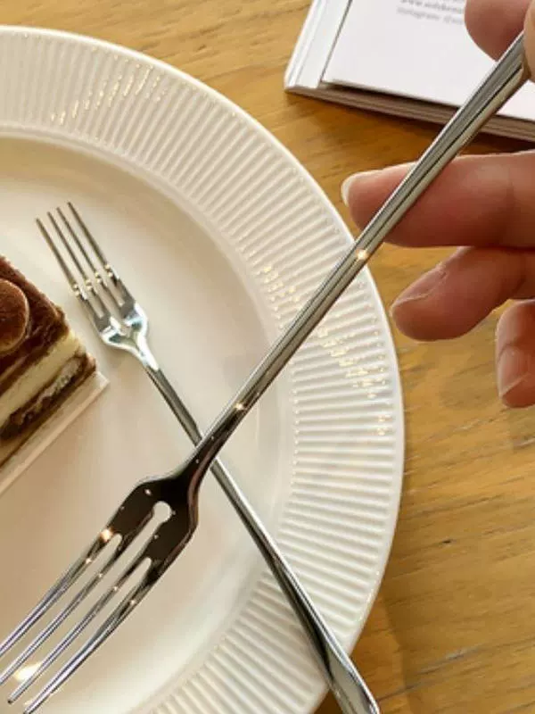 Нежная и креативная вилка для торта из нержавеющей стали для обеда, модная и роскошная десертная вилка с высокой эстетической ценностью для фруктов.