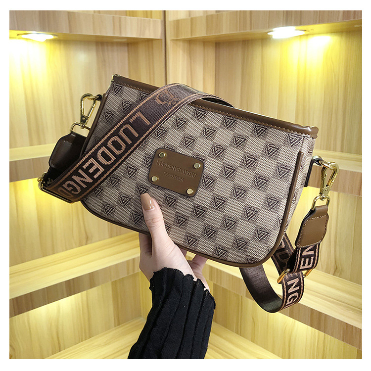Women's bags 2023 new style versatile printed armpit bag Internet celebrity temperament high-end single shoulder crossbody bag small square bag_voghion.com