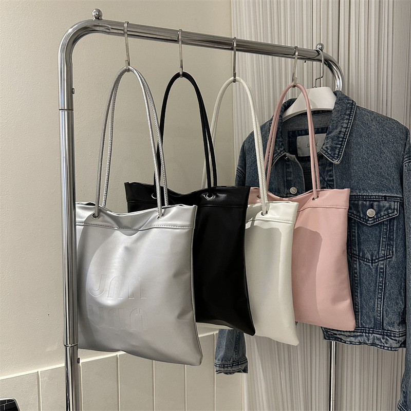 Bolso de hombro de las mujeres de moda de gran capacidad 2023 otoño e invierno nuevo todo-juego ins bolsa de la axila