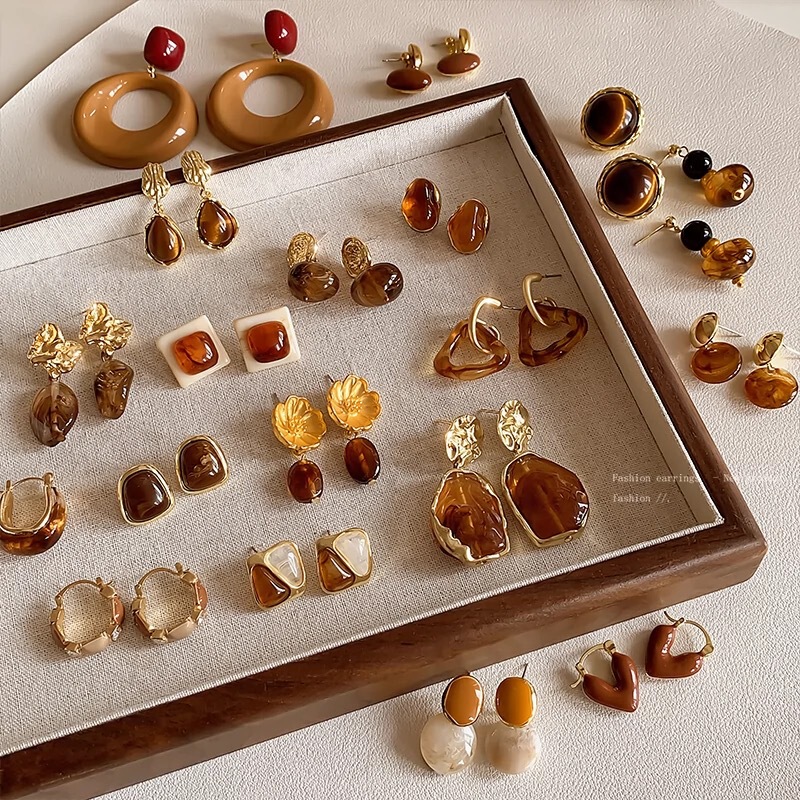 Maillard Amber Retro Hong Kong Style Hoop Earrings for Women, Light Luxury, High-End, Niche Autumn and Winter Earrings, 2025 New Style Ear Accessories Maillard Amber Retro Hong Kong Style Hoop Earrings for Women, Light Luxury, High-End, Niche Autumn and Winter Earrings, 2025 New Style Ear Accessories