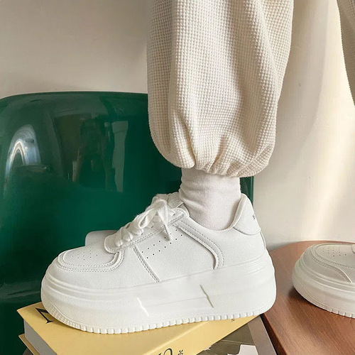 Popular small white shoes for women 2026 spring and autumn new all-matching white shoes with platform sole and height-increasing skate shoes for sports and casual women's shoes