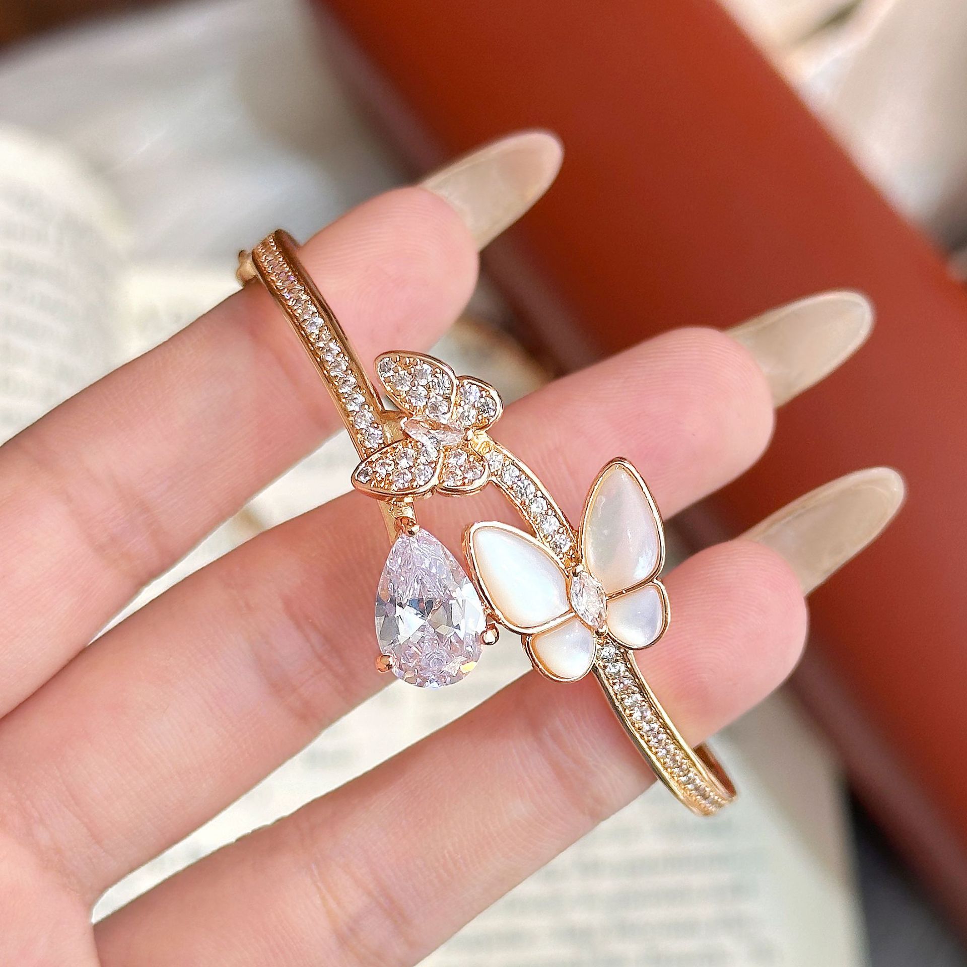 Pequeño libro rojo nuevo pulsera de mariposa de diamante dulce, nicho de moda lujoso ligero pulsera de gota de agua de alta calidad