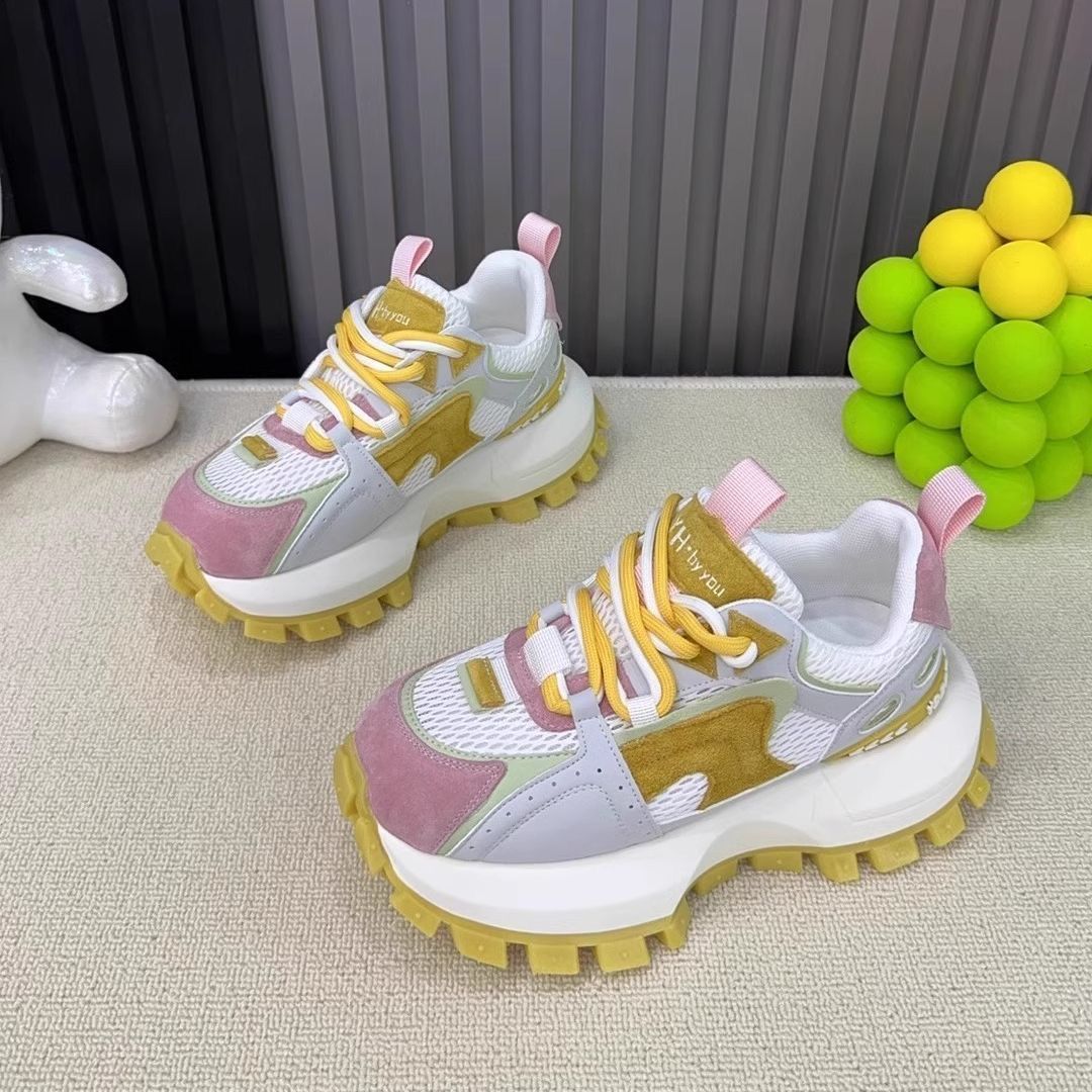 Productos europeos zapatos de papá de suela gruesa para mujer 2025 verano nuevo estilo calle frita todo fósforo malla transpirable realce zapatos blancos deportivos