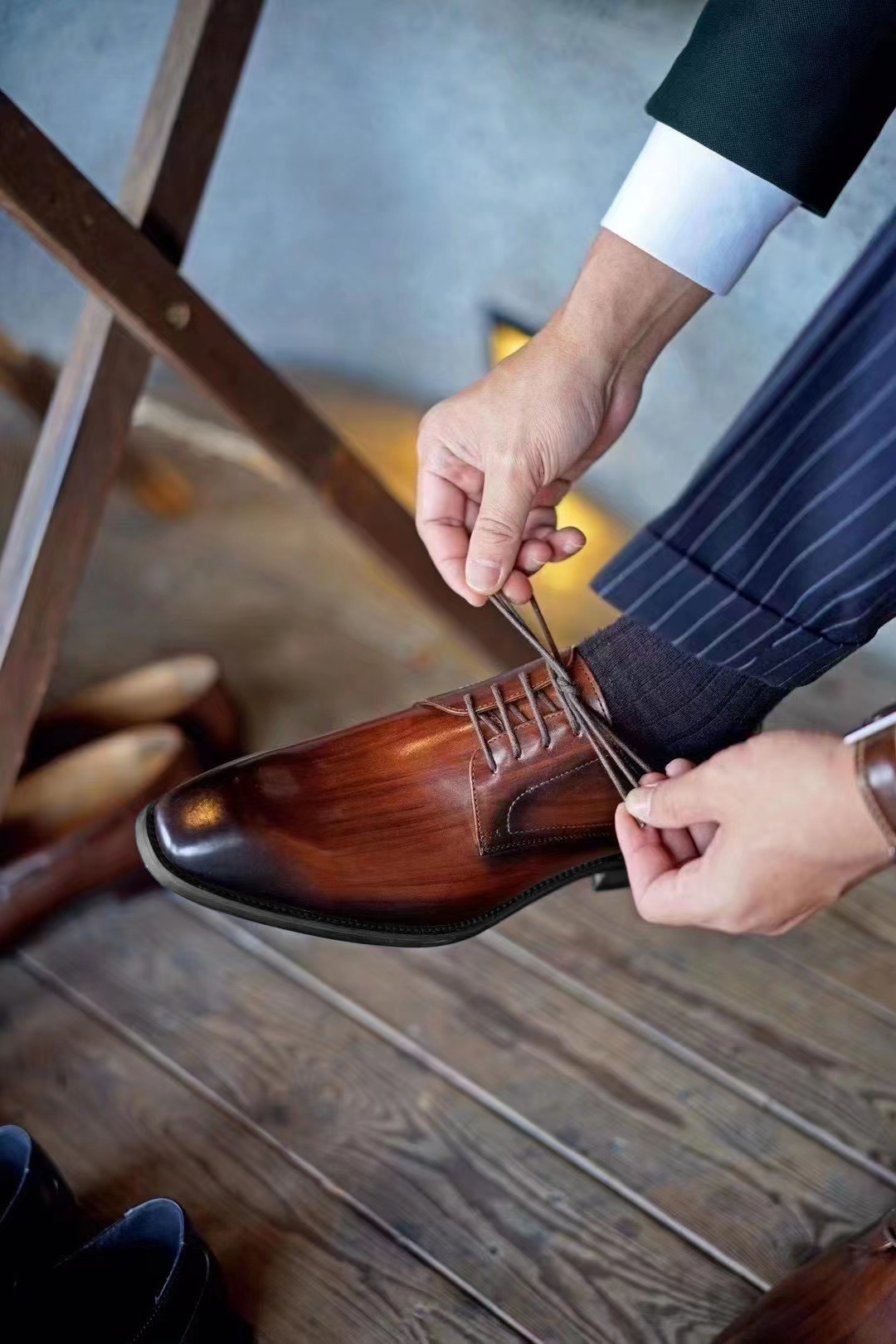 Scarpe in pelle con punta quadrata e venature del legno per uomo_voghion.com