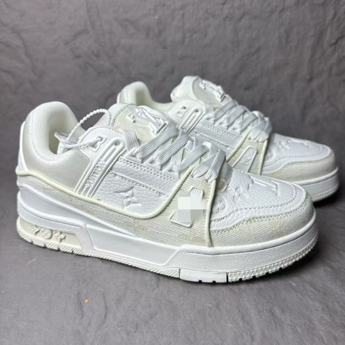 Spot comercio exterior transfronterizo burro entrenador blanco cemento vaqueros azul moda deportiva casual pareja hombre y mujer skate