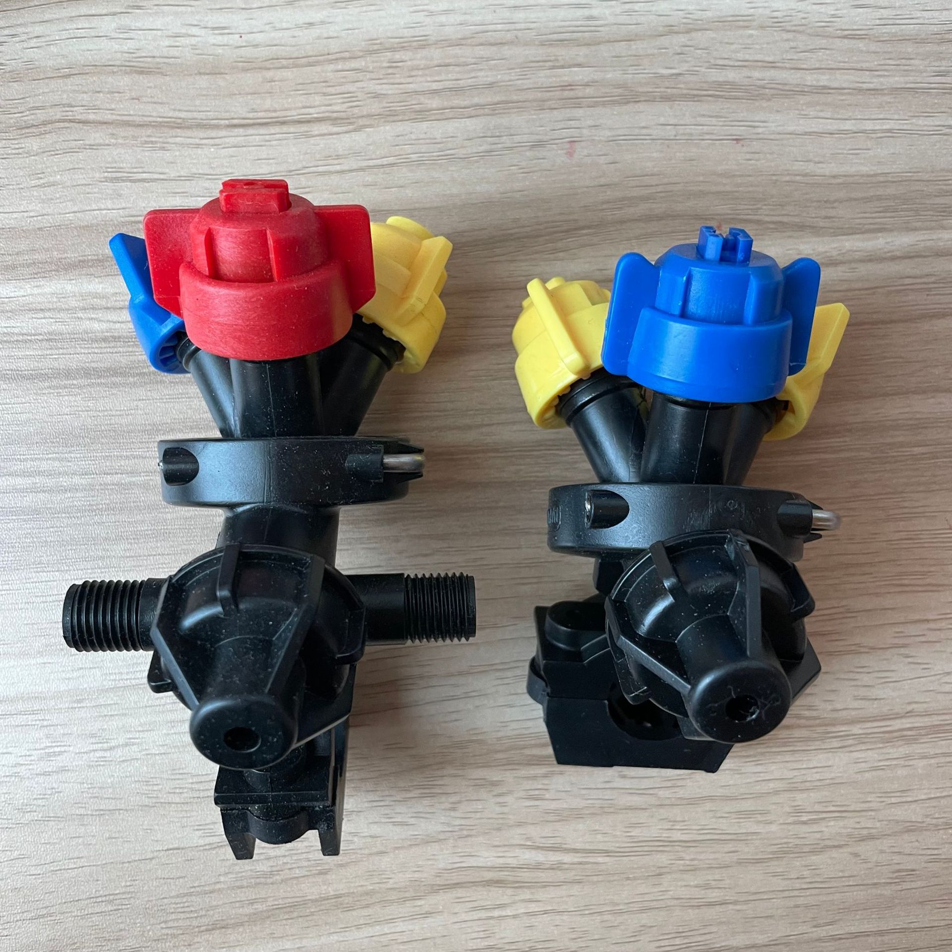 供应卡22内走水三头喷体总成卡25外走水三头喷体总成