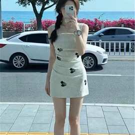画解WAHJU 极光之舞 早春复古刺绣印花气质掐腰显瘦吊带连衣裙女