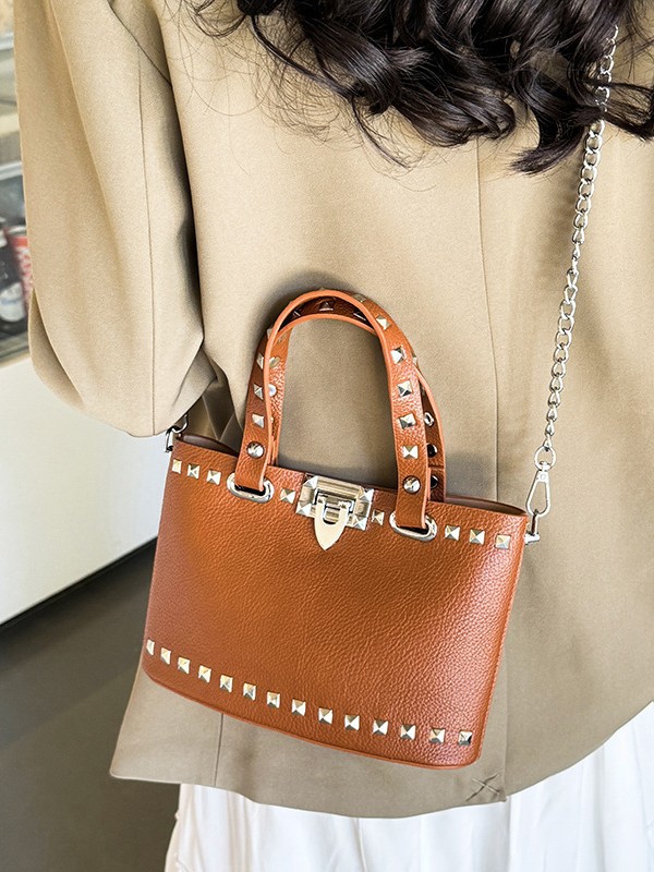 Bolso para mujeres 2026 nueva moda transfronteriza bolso de mano de moda alta sensación lichi remaches mochila de hombro