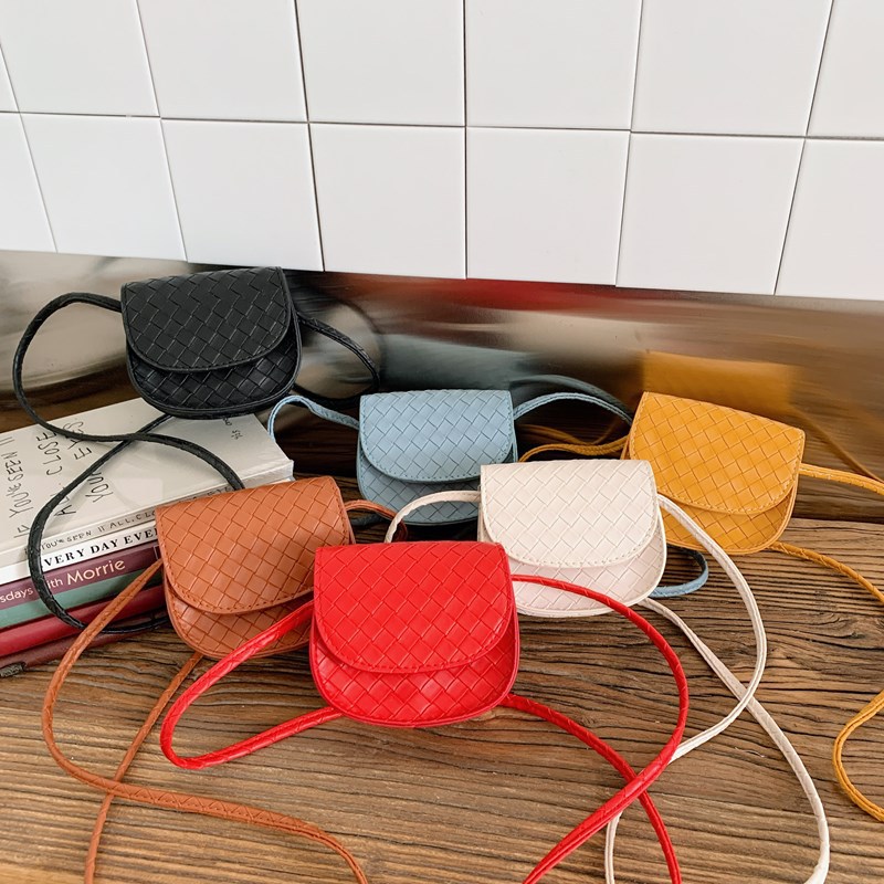 Moda coreana, bolso de hombro para hombres y mujeres, bolso de hombro para niños, bolso de hombro mini para bebés, nuevo tipo de bolso para niños simple de color sólido.