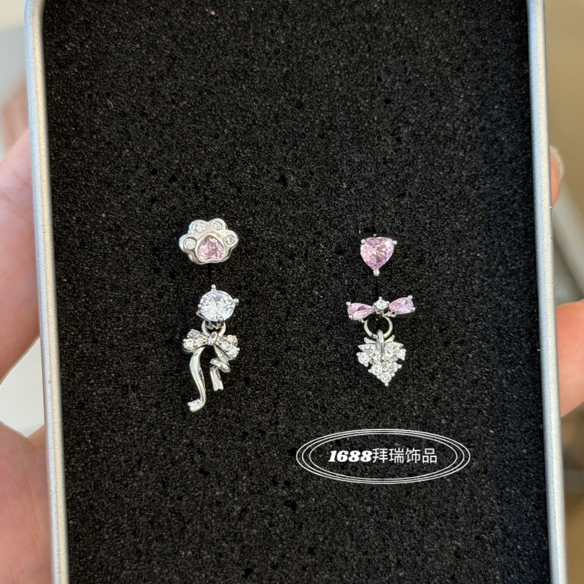 Cute girly cat paw bow strawberry versatile light luxury new horseshoe ring piercing earrings for children's fun and ear care