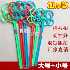 綿は家庭用の綿のダウンジャケットをたたいてふわふわしています。