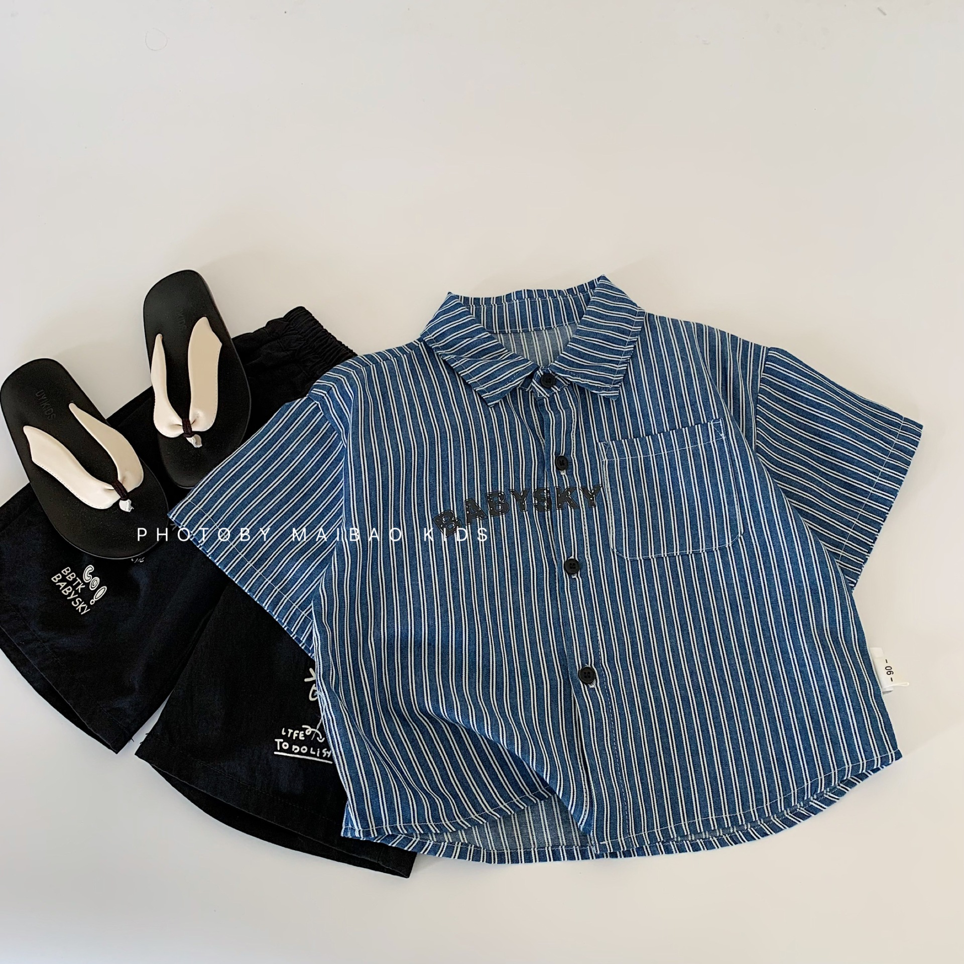 Camisas de niños Mai Bao 2025 verano nuevo estilo coreano a rayas camisa de mangas cortas para niños de verano ropa interior para niños