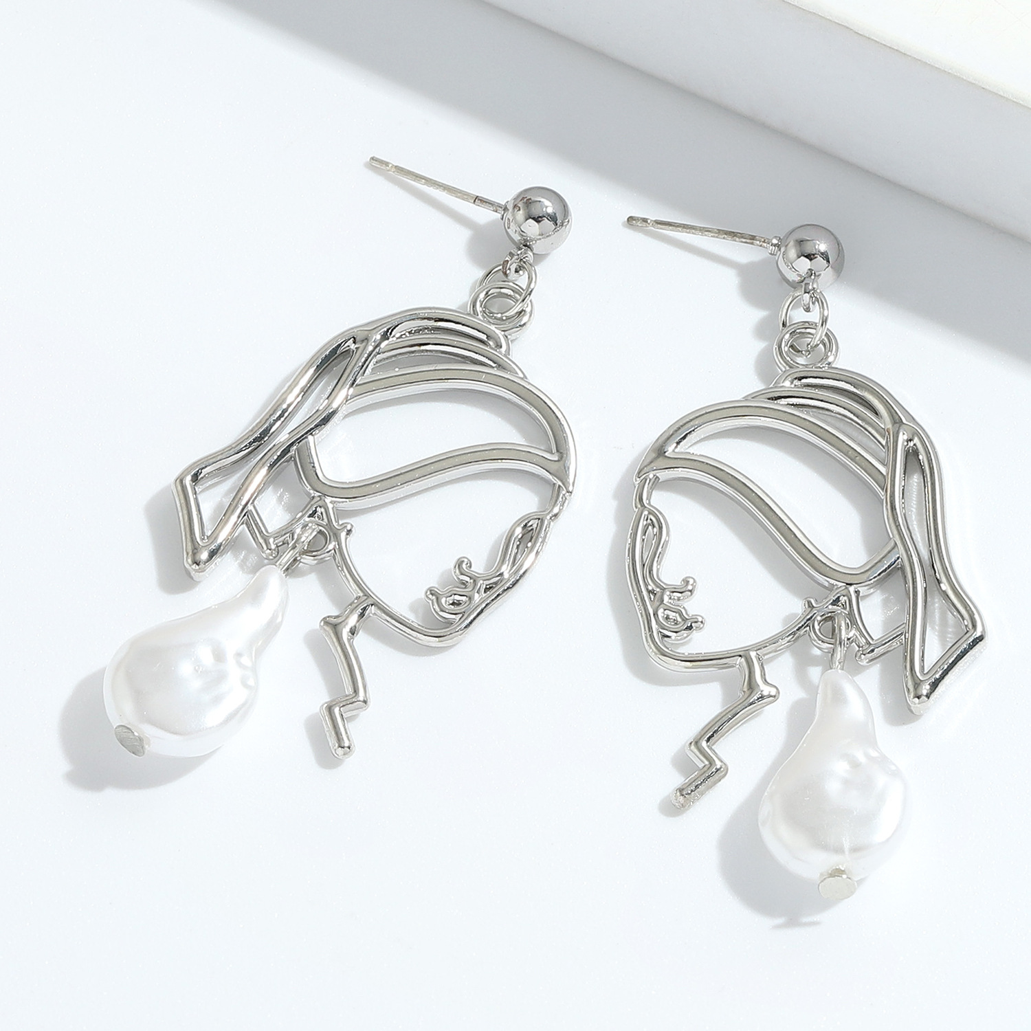 Fashion Electroplating Gold Alloy Inlaid Pearl Portrait Earrings display picture 10