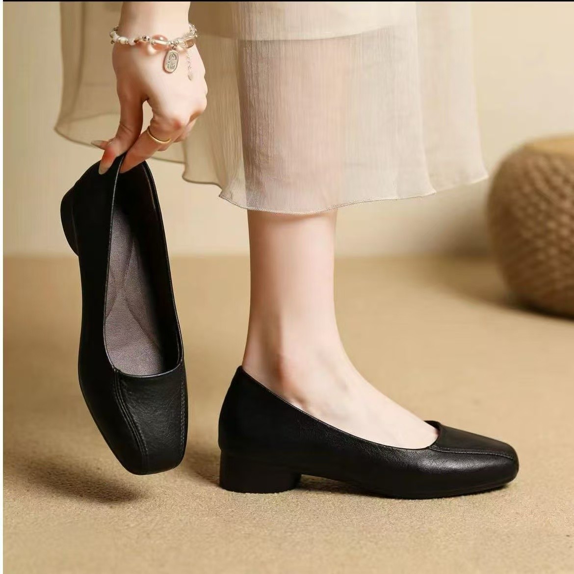 2026 primavera nuevo estilo francés elegante zapatos de cuero suave de talón medio simple cabeza cuadrada boca superficial viaje con suela suave zapatos de cuero pequeños cómodos