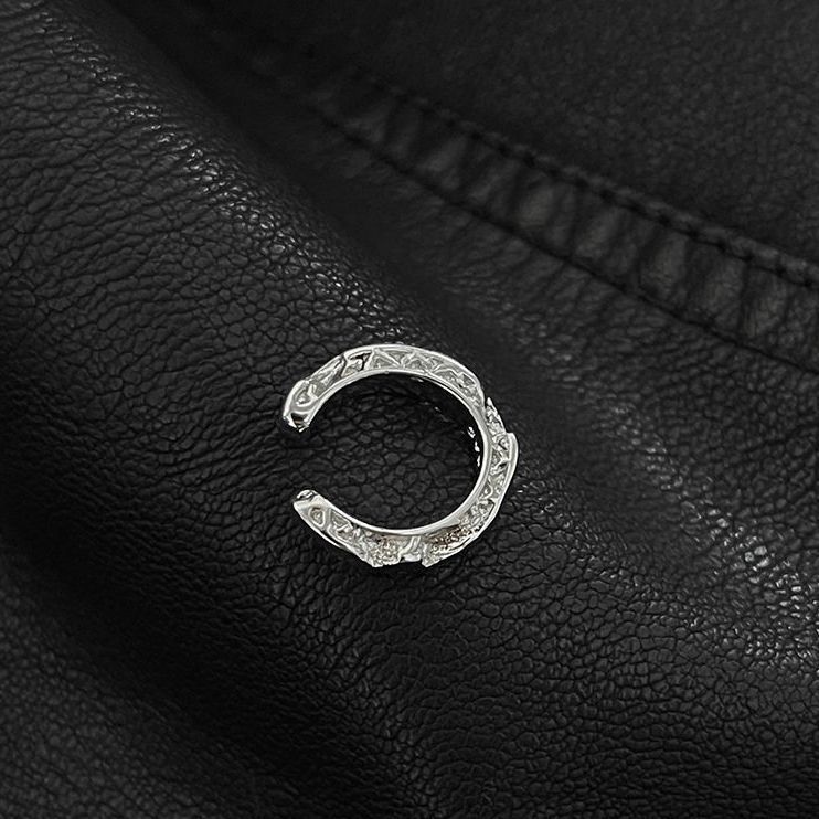 Moski uhan minimalisticen brez piercinga moden stil_voghion.com