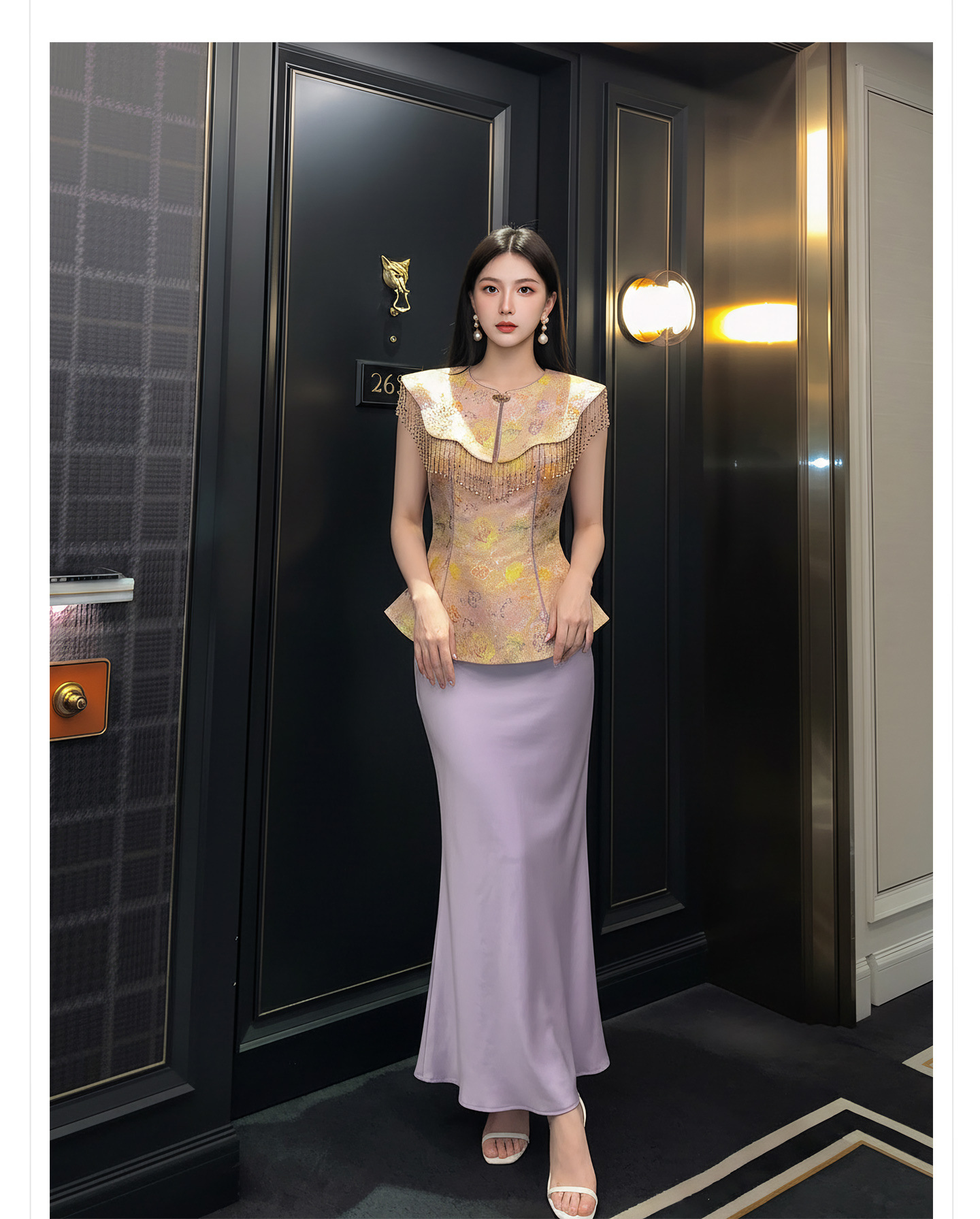 Bộ áo khoác gile và chân váy xếp ly phong cách Tân Trung Hoa, tay áo đính hạt và tua rua — bộ đồ, Màu tím nửa váy, Áo khoác vàng chi tiết 8
