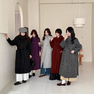 ��ɫ�߶��ֿp���I�����@��Ů�^ϥϵ���L����ë���וr���ش�������