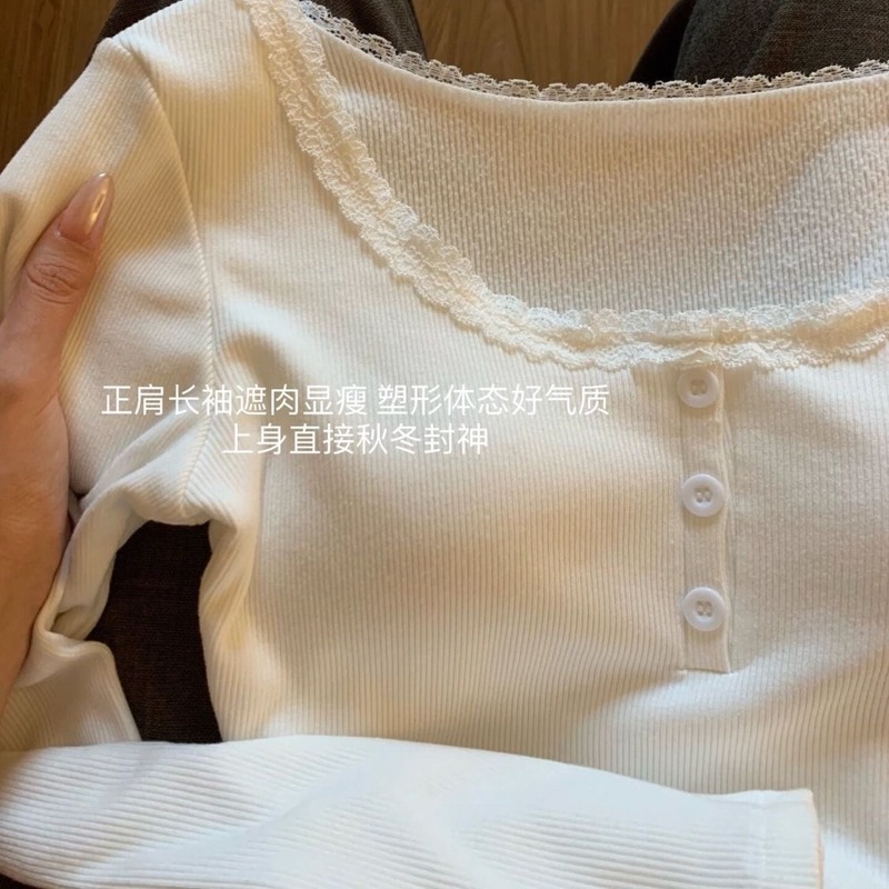 レースの辺の白い底のシャツの女性の秋冬とベルベットの保温の中でデザイン感が変わっています。|undefined