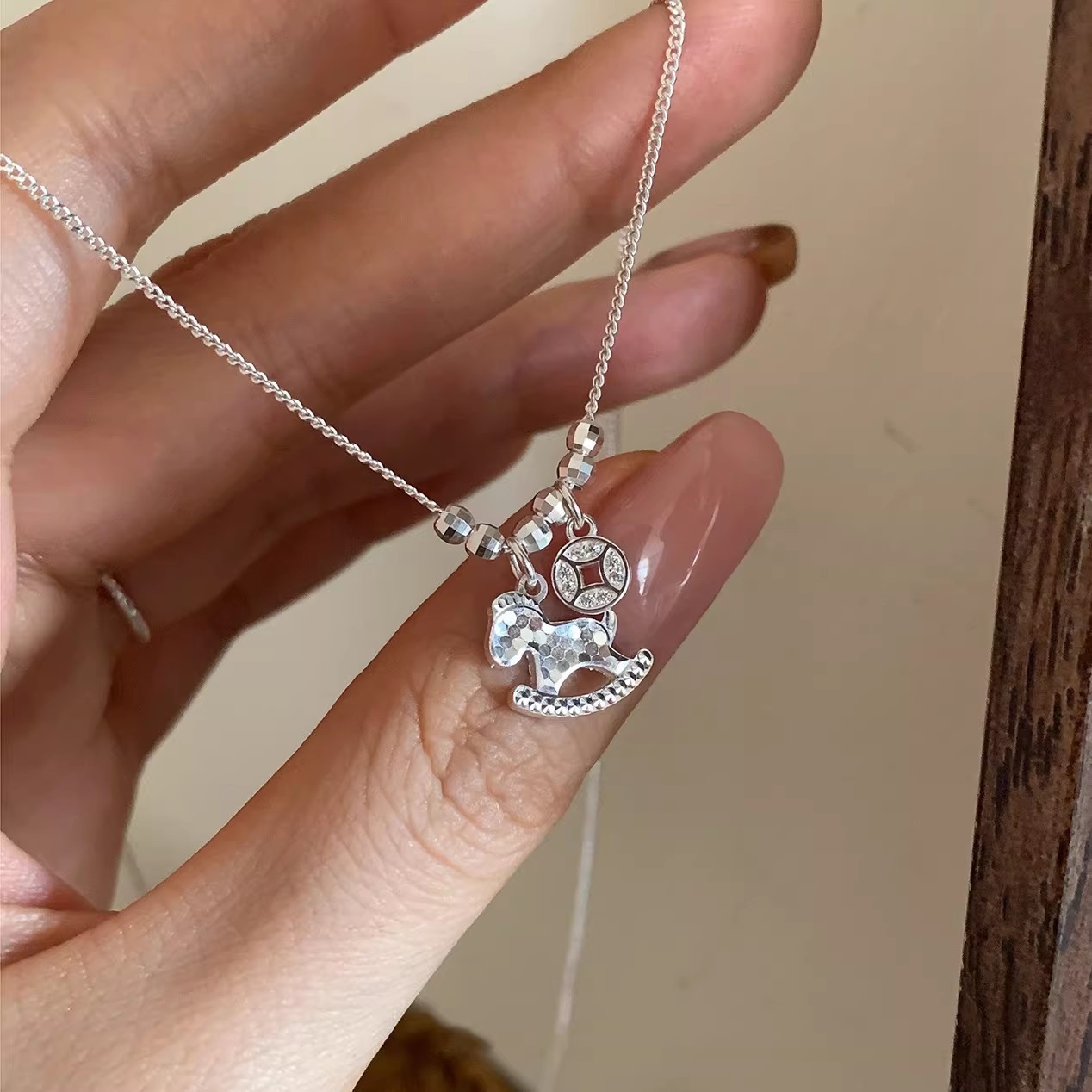 Collier pendentif poney en bois et cristal élégance raffinée_voghion.com