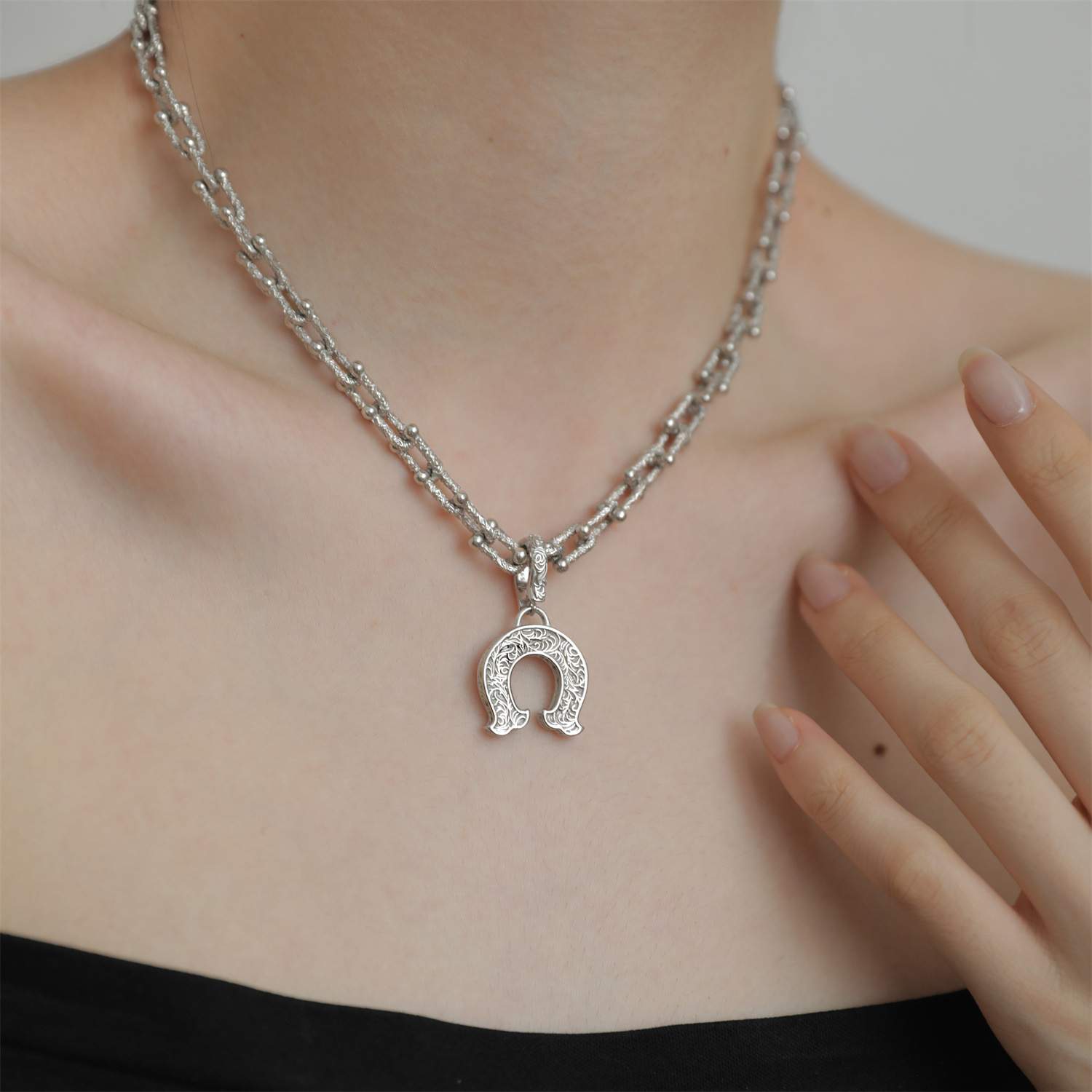 Ciondolo a ferro di cavallo design di nicchia alla moda nicchia di fascia alta stile trendy fresco_voghion.com